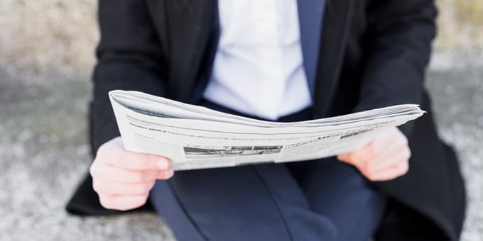 Man leest artikel over klinische studies luizenshampoo - Neem extract